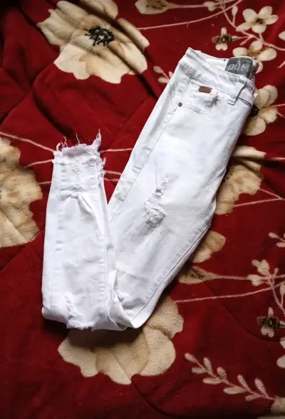 Jeans blancos rasgados para mujer - miniatura 2