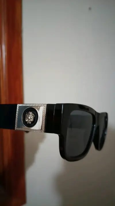 Gafas de sol negras Versace con detalle metálico - miniatura 1