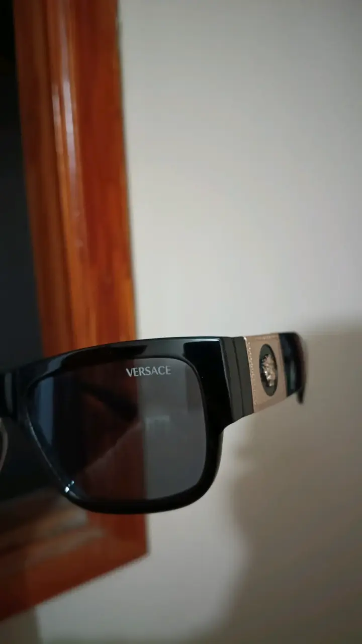 Gafas de sol negras Versace con detalle metálico - 2