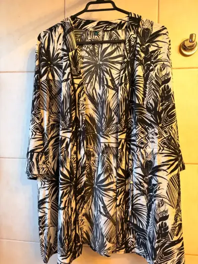 Kimono estampado tropical en blanco y negro - miniatura 1