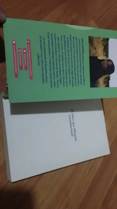 Libro 'El chico que dibujaba constelaciones' de Alice Kellen - miniatura 5