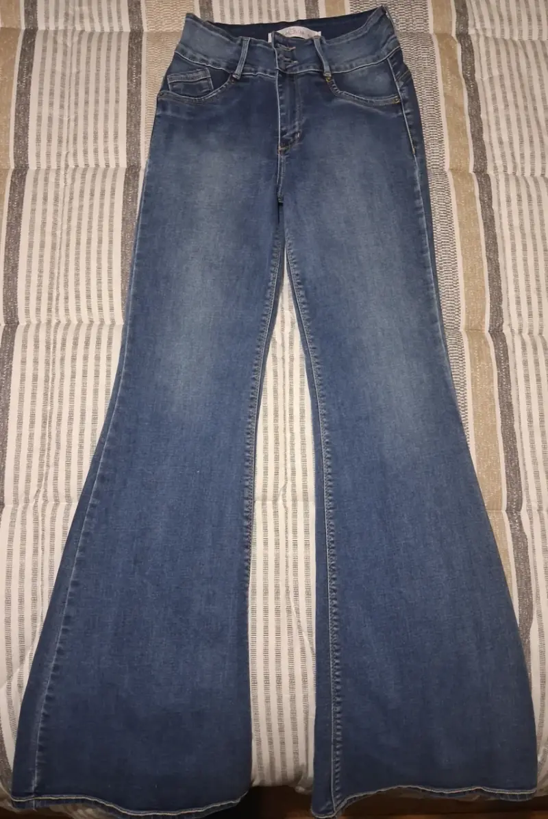 Jeans acampanados de mezclilla azul para mujer - 1