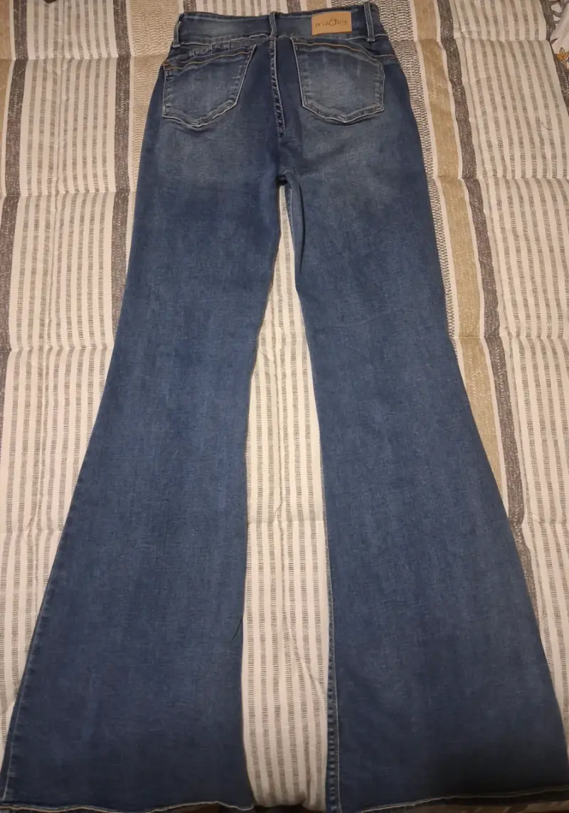 Jeans acampanados de mezclilla azul para mujer - 2
