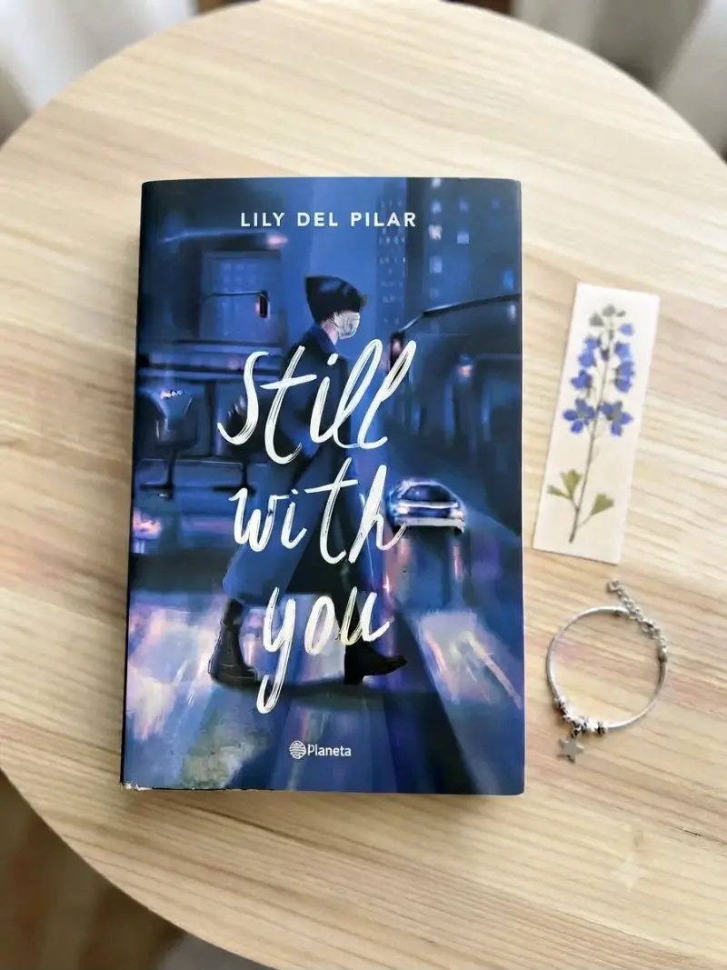 Libro 'Still With You' de Lily Del Pilar