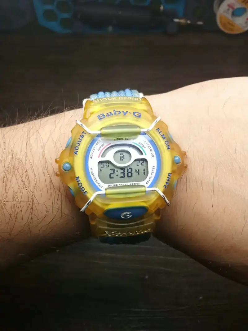 Reloj digital Baby-G amarillo resistente al agua