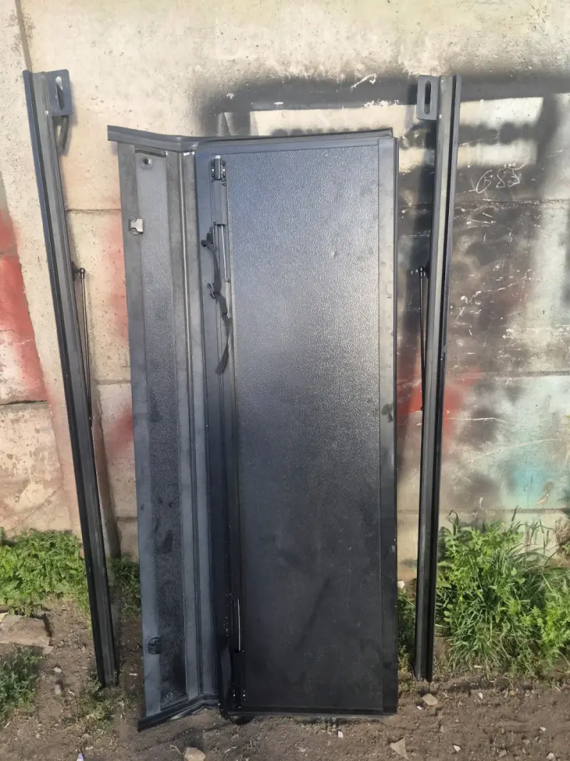 Puerta de seguridad metálica plegable con accesorios - 2