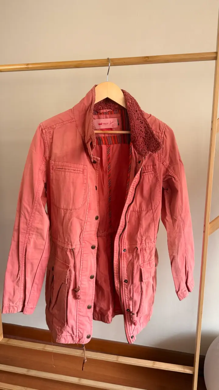 Chaqueta rosa con cuello de encaje para mujer - 1
