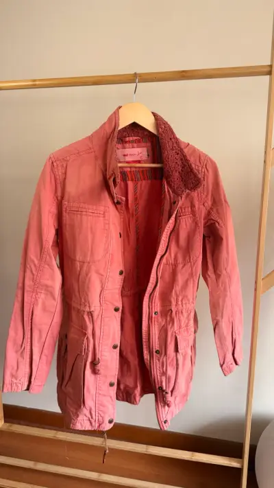 Chaqueta rosa con cuello de encaje para mujer - miniatura 1