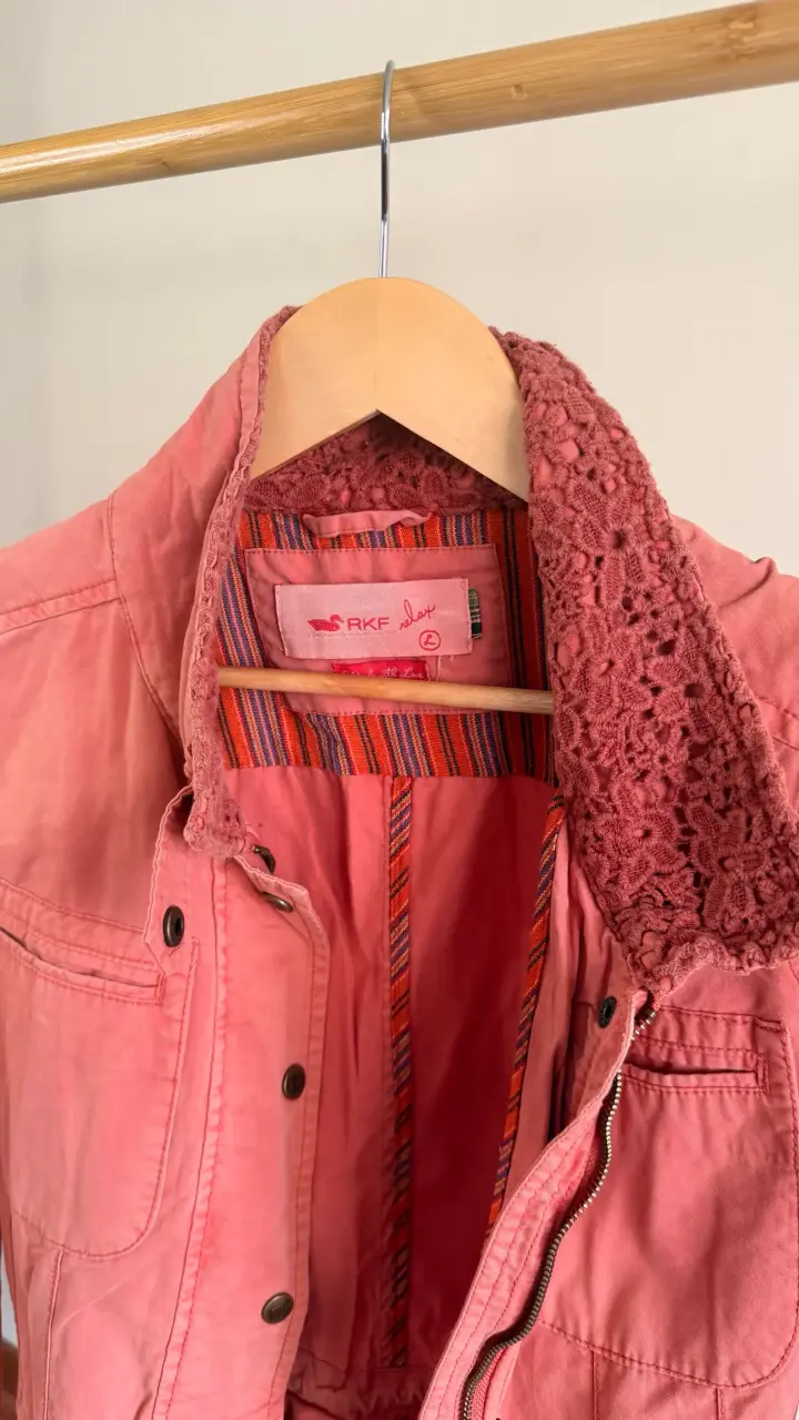 Chaqueta rosa con cuello de encaje para mujer - 2