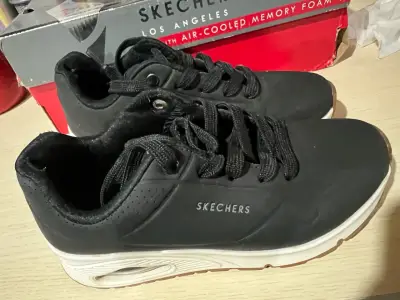 Zapatillas negras Skechers para mujer talla 35 - miniatura 1