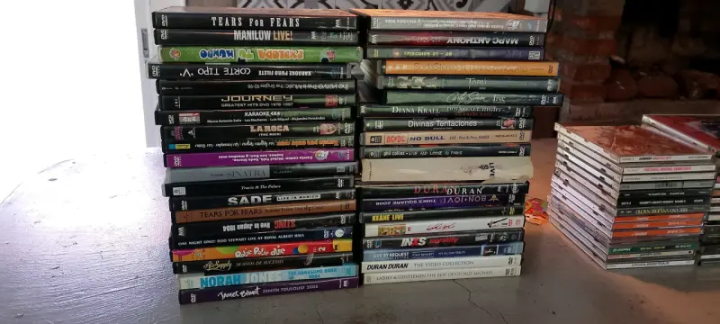 Colección de DVDs y CDs de música variada