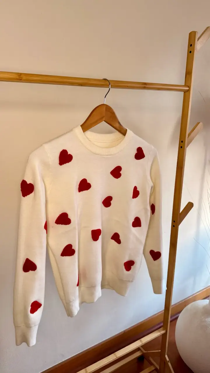 Suéter blanco con corazones rojos para mujer - 1