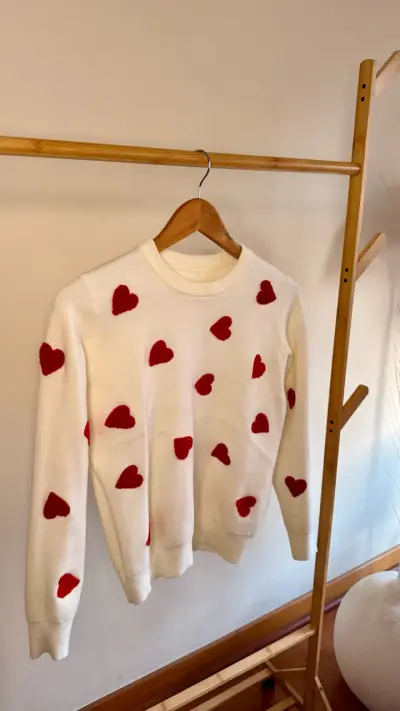 Suéter blanco con corazones rojos para mujer - miniatura 1