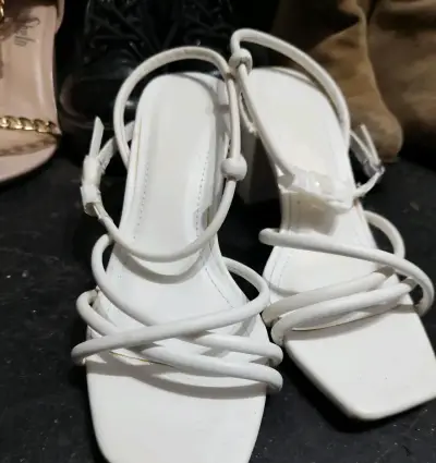 Sandalias blancas de tacón alto con tiras - miniatura 1