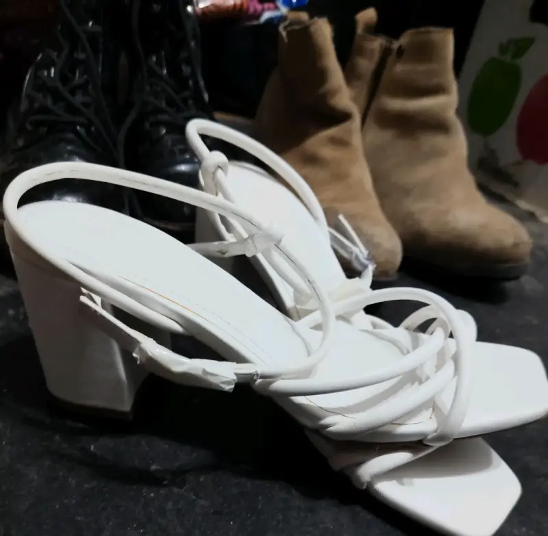 Sandalias blancas de tacón alto con tiras - 2