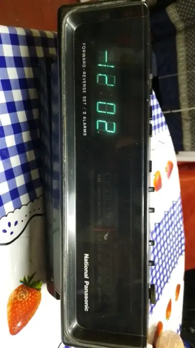 Reloj despertador vintage National Panasonic con radio - miniatura 1