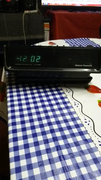 Reloj despertador vintage National Panasonic con radio - miniatura 2