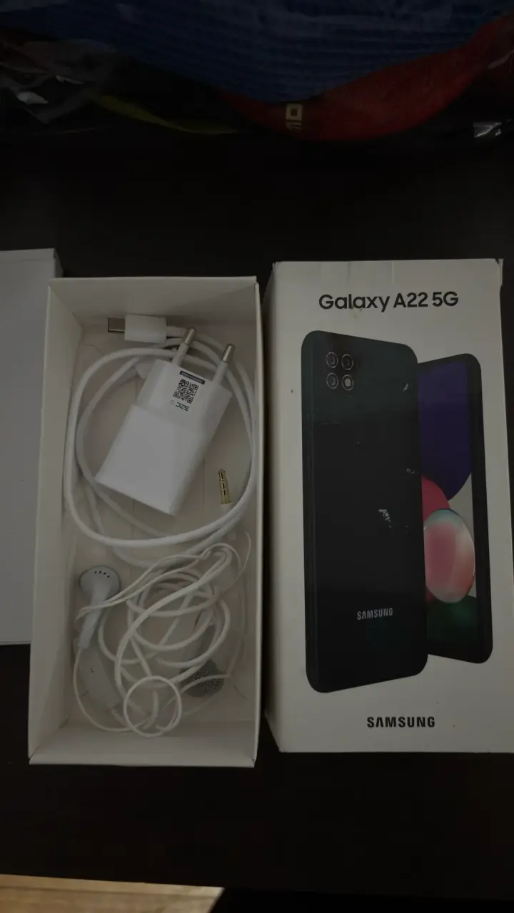 Samsung Galaxy A22 5G con accesorios - 2