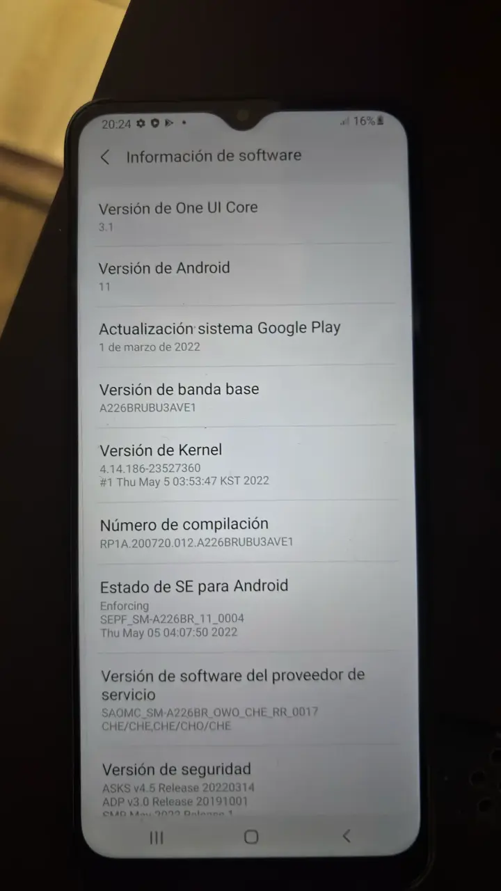 Samsung Galaxy A22 5G con accesorios - 3