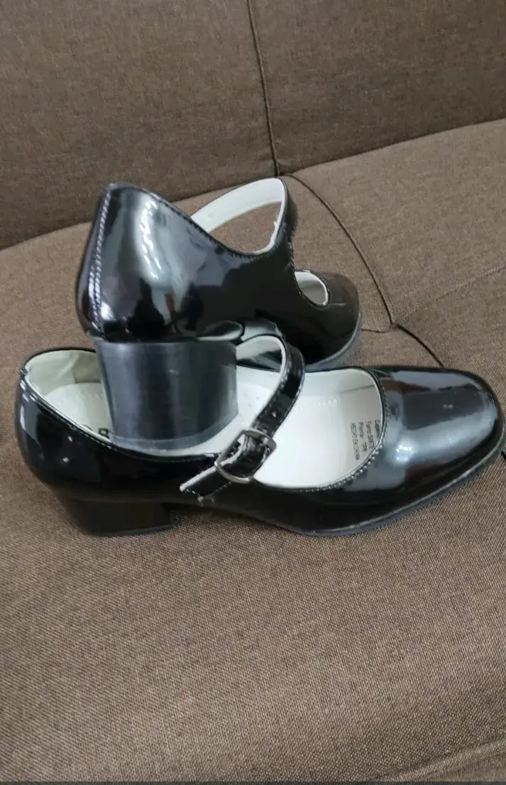 Zapatos de charol negros para niña con hebilla