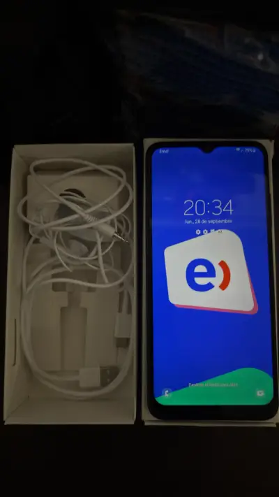 Samsung Galaxy A22 5G con accesorios - miniatura 1