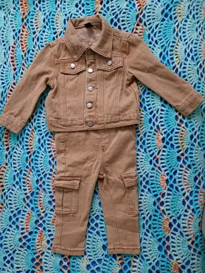 Conjunto infantil chaqueta y pantalón cargo beige - miniatura 1