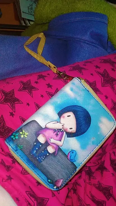 Billetera con diseño de niña y pájaro - miniatura 1