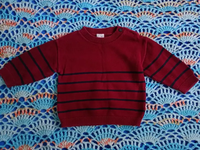 Suéter de bebé rojo con rayas