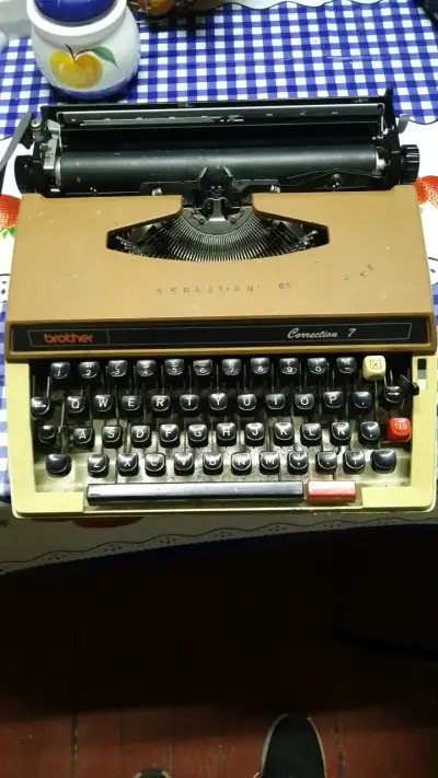 Máquina de escribir Brother Correction 7 vintage - miniatura 1