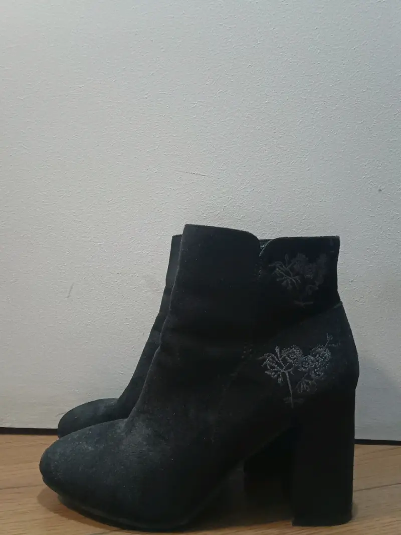 Botines de gamuza negros con bordado floral - 1