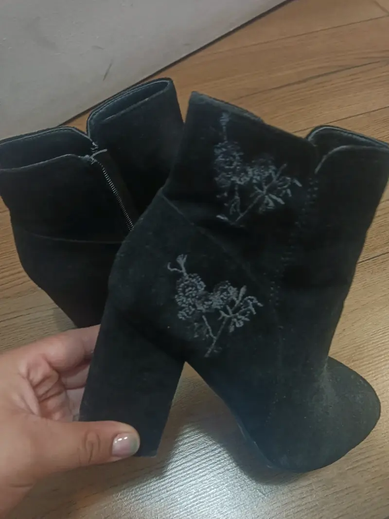 Botines de gamuza negros con bordado floral - 2
