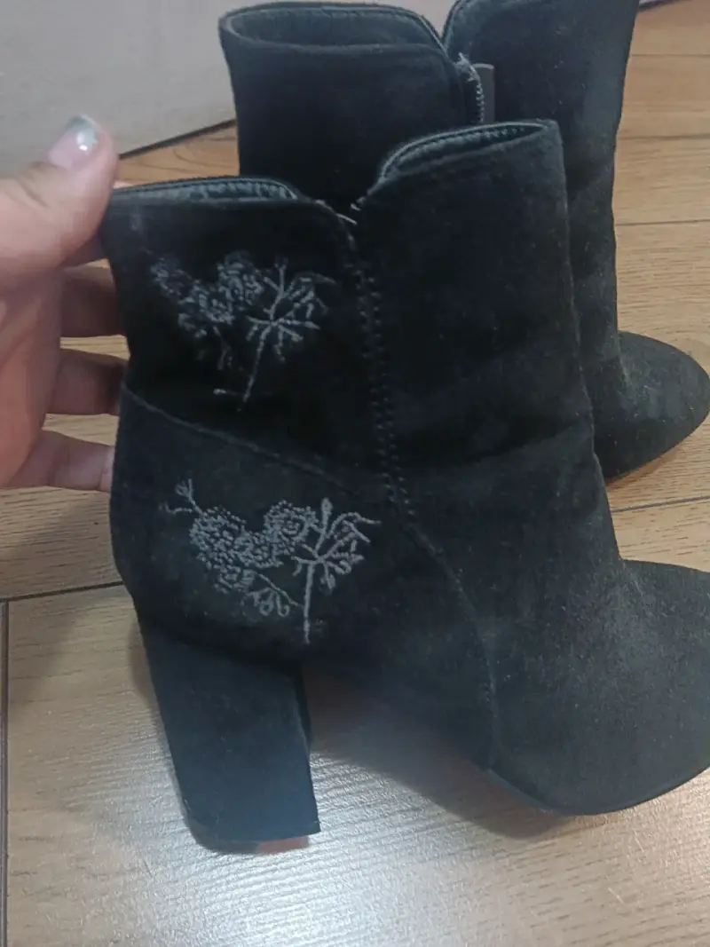 Botines de gamuza negros con bordado floral - 3