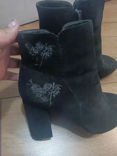 Botines de gamuza negros con bordado floral - miniatura 3