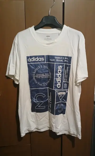 Polera Adidas blanca con diseño gráfico - miniatura 1