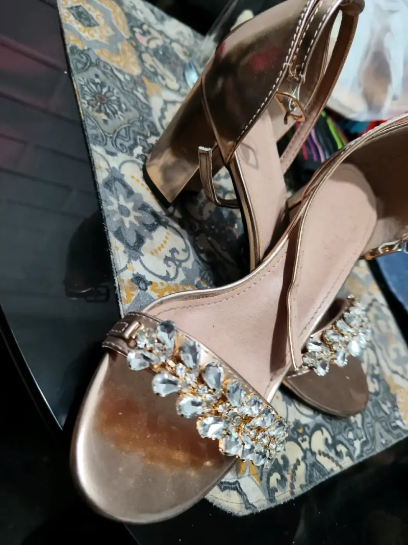 Sandalias de tacón alto con pedrería doradas - 1