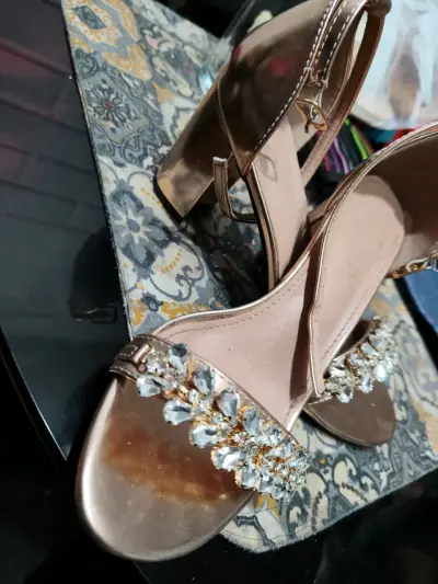 Sandalias de tacón alto con pedrería doradas - miniatura 1