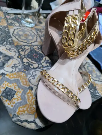 Sandalias de tacón alto con pedrería doradas - miniatura 2