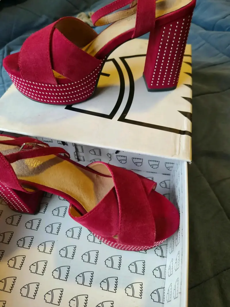 Sandalias de tacón alto con pedrería doradas - 3
