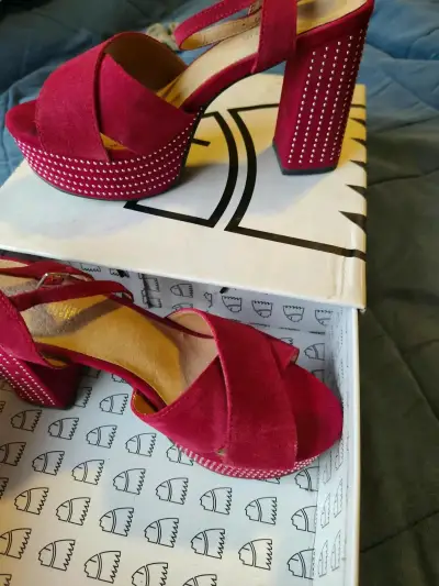 Sandalias de tacón alto con pedrería doradas - miniatura 3