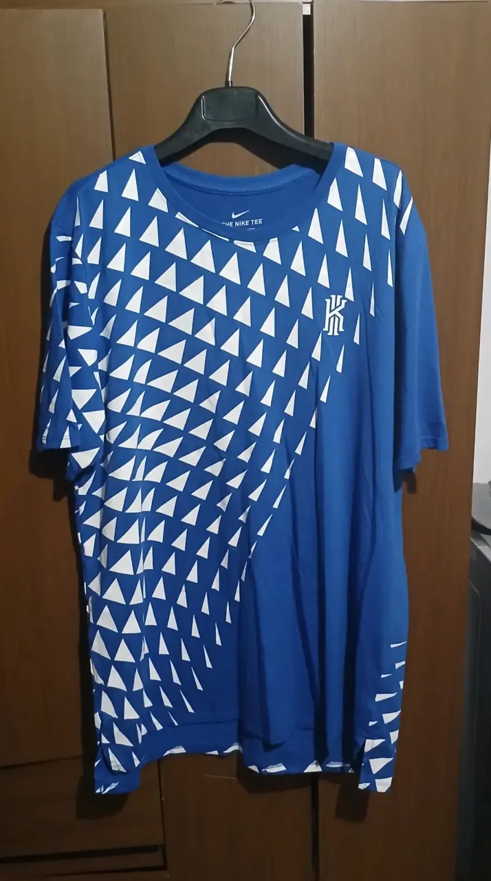 Polera Nike Tee Azul con Diseño Geométrico - 1