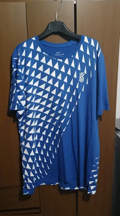 Polera Nike Tee Azul con Diseño Geométrico - miniatura 1