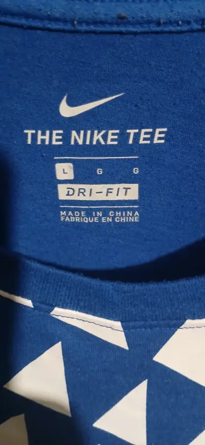 Polera Nike Tee Azul con Diseño Geométrico - miniatura 2