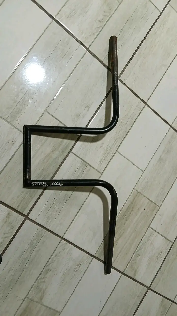 Manubrio resistente