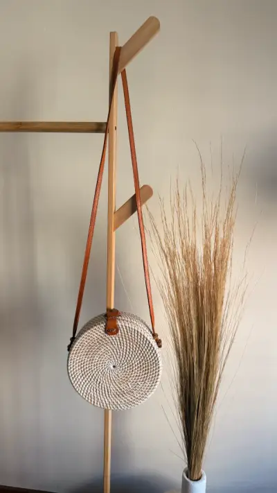Cartera redonda de mimbre con correa de cuero - miniatura 1