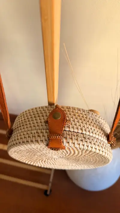 Cartera redonda de mimbre con correa de cuero - miniatura 2