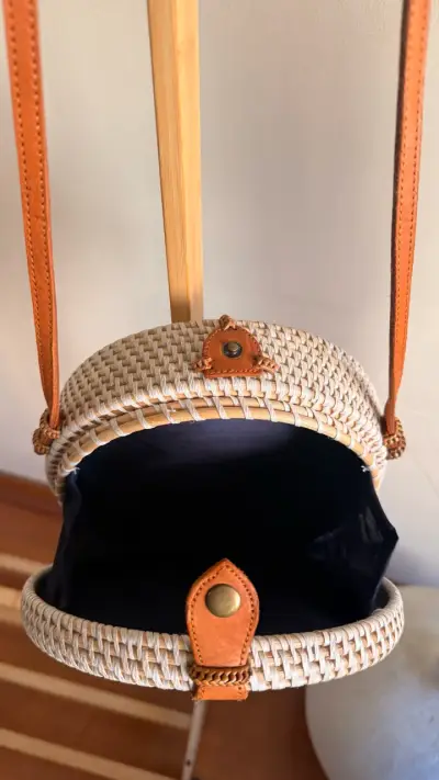 Cartera redonda de mimbre con correa de cuero - miniatura 3
