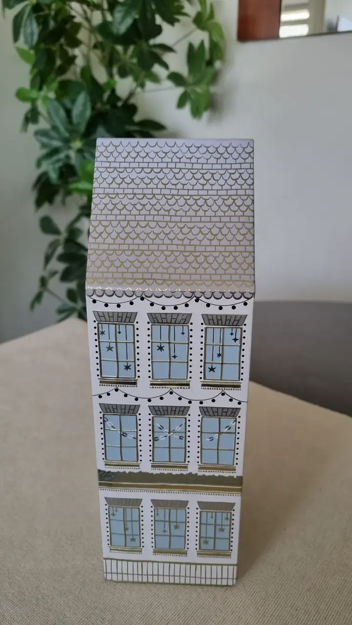 Lata decorativa de Navidad M&S en forma de casa - 3
