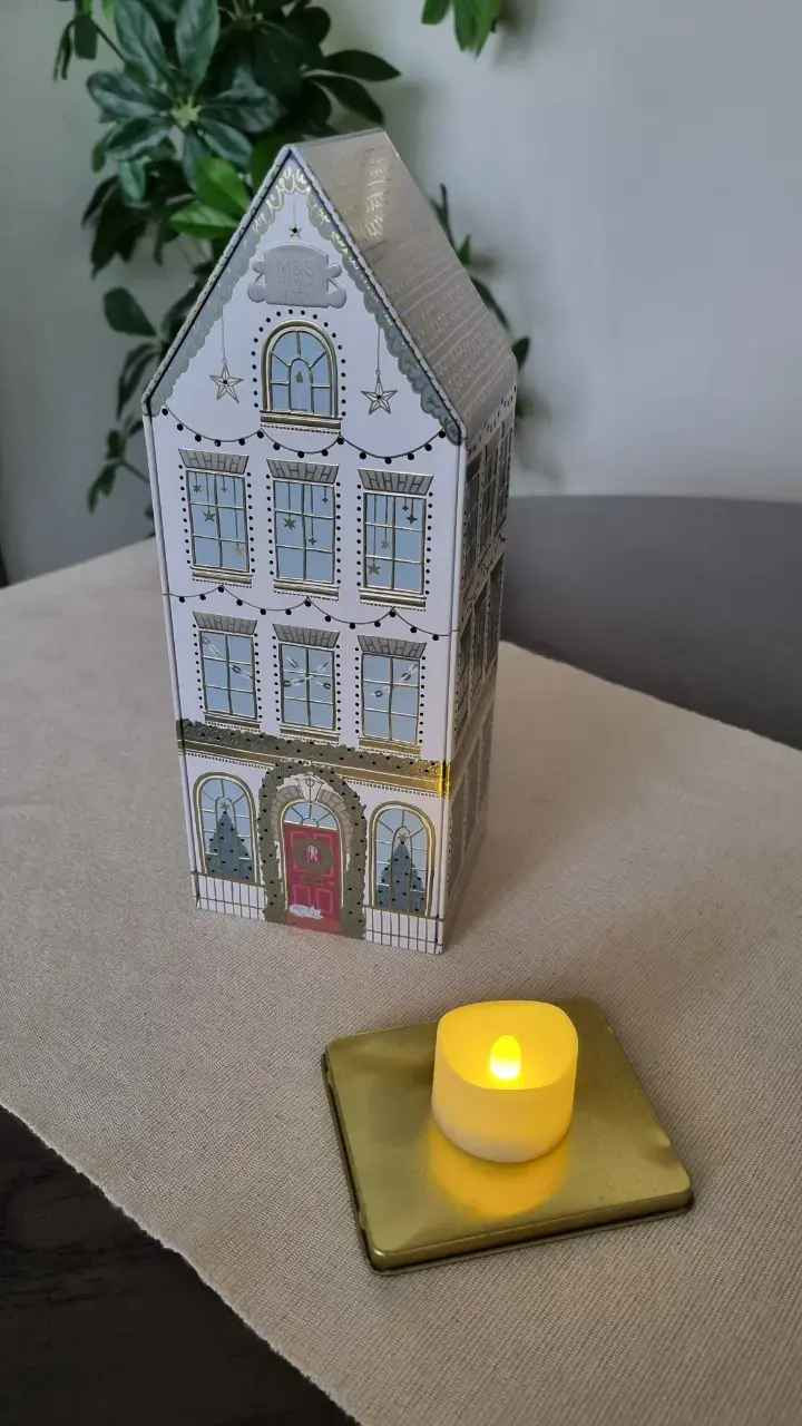 Lata decorativa de Navidad M&S en forma de casa - 5