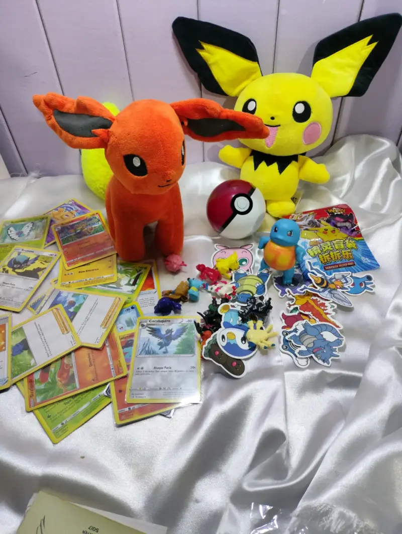 Lote de juguetes Pokémon con peluches y cartas - 1