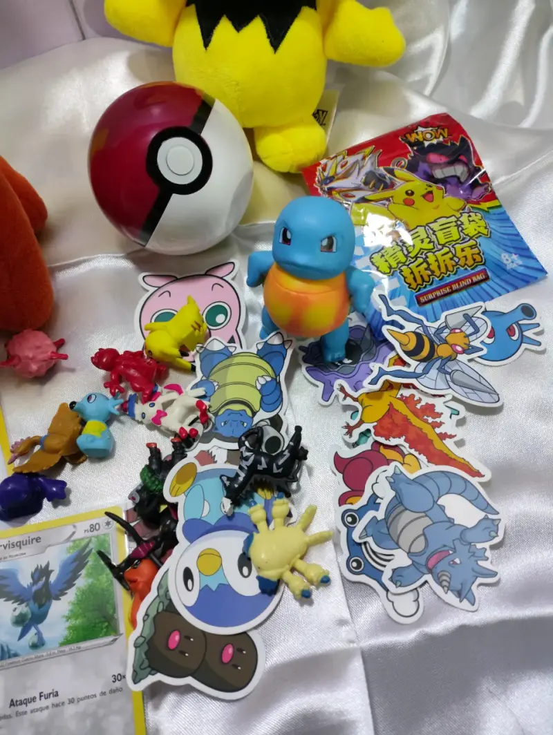 Lote de juguetes Pokémon con peluches y cartas - 2